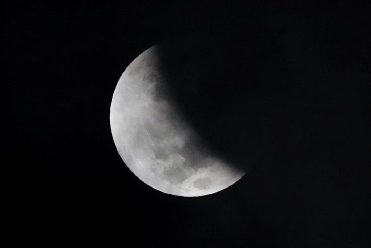 Eclipse parcial de luna visto desde Ciudad de México.