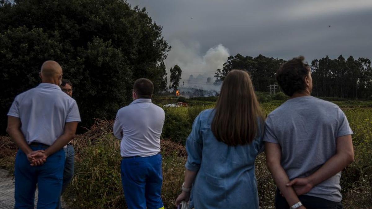 El incendio, visto desde las inmediaciones.