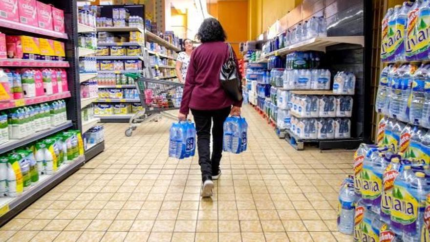 Las ventas de agua embotellada se han disparado en Petrer y Monforte durante los últimos días.