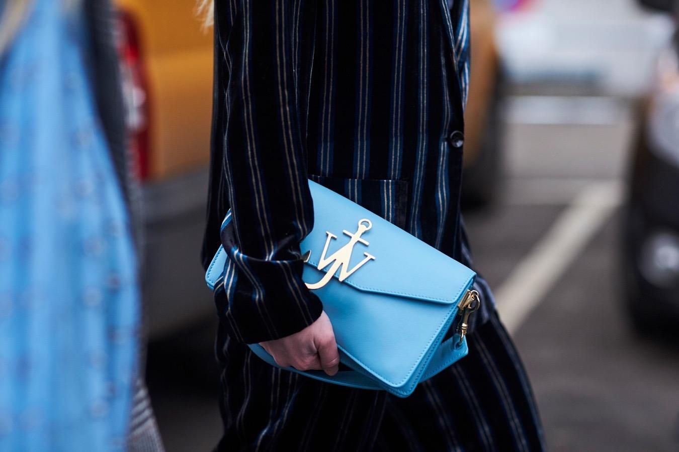 Los diez mejores bolsos del street style (Copenhage), azul cielo