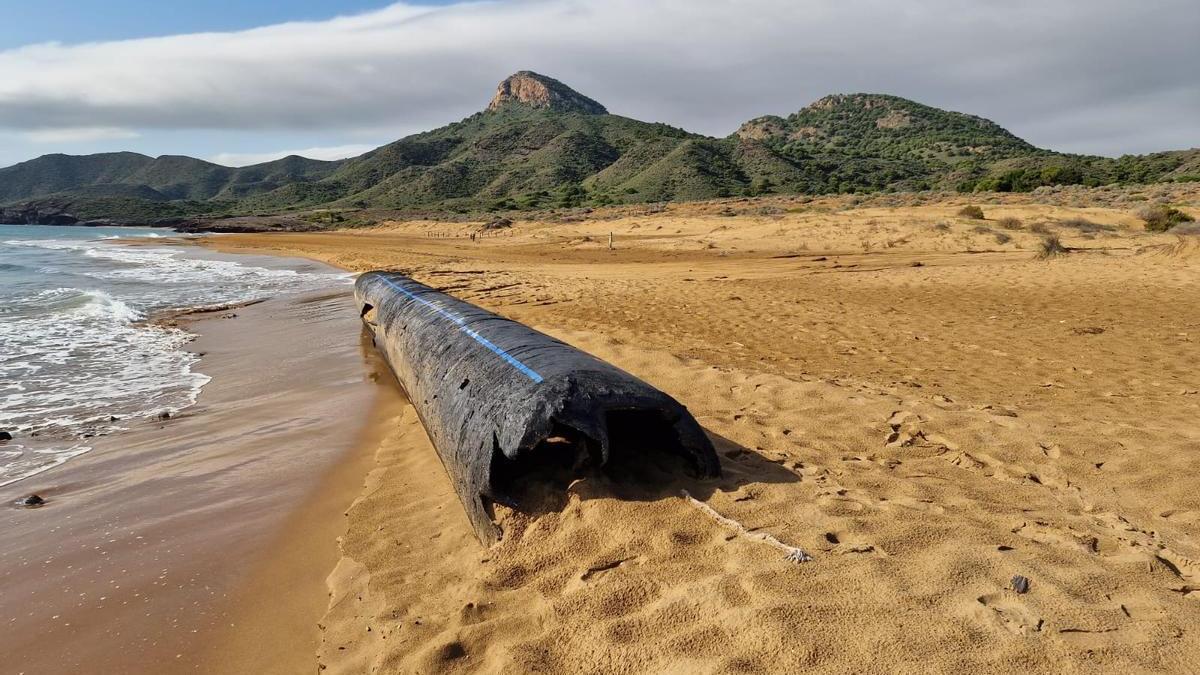 Trozo del emisario de la depuradora de Cabo de Palos, en una playa de Calblanque.