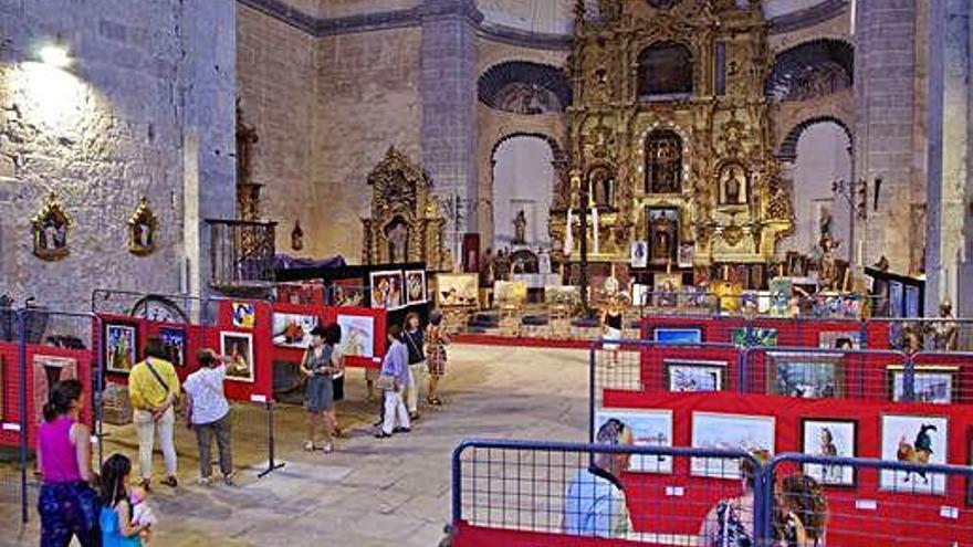 Pintura y patrimonio. Paneles instalados en la iglesia de Santa María de Fuentesaúco donde cuelgan las obras pintadas por artistas de la localidad en un espléndido marco con casi 70 pinturas expuestas, realizadas por 31 artistas.