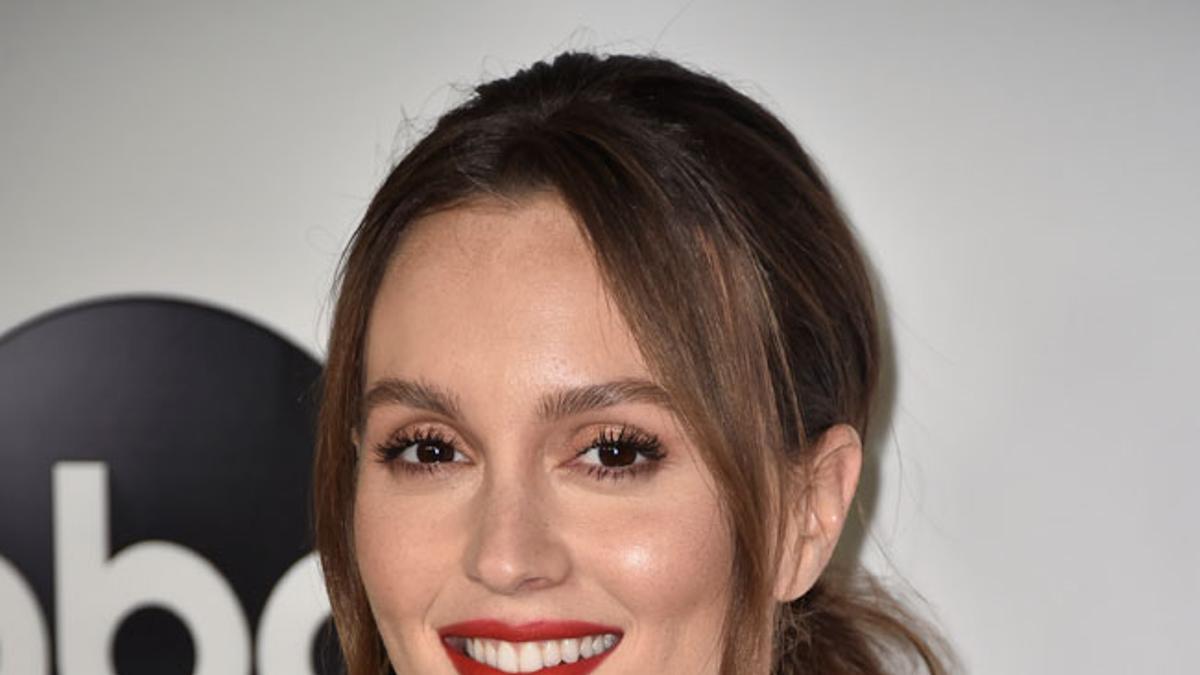 Leighton Meester con look de lunares en un evento de la ABC