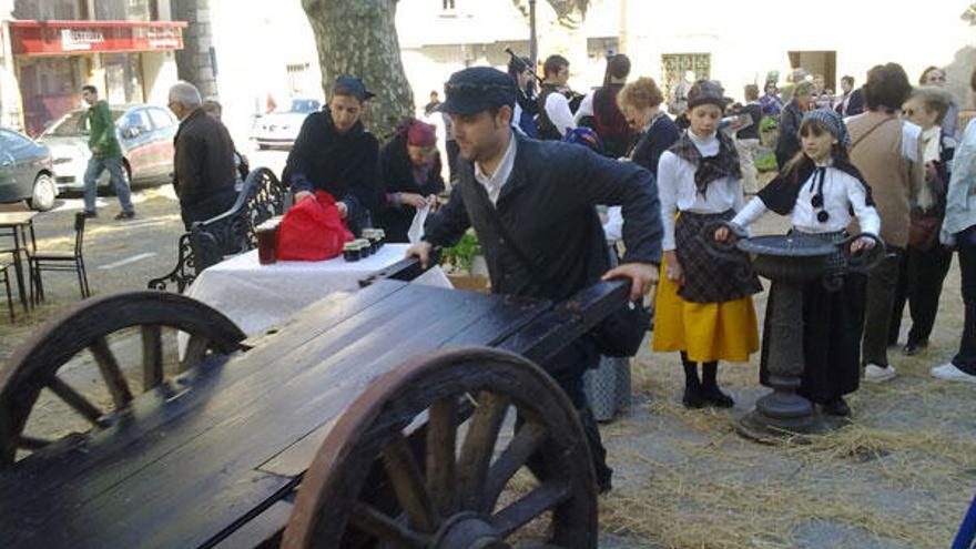 Uno de los integrantes de Enxebre empuja una vieja carreta de carga, en la pasada edición.