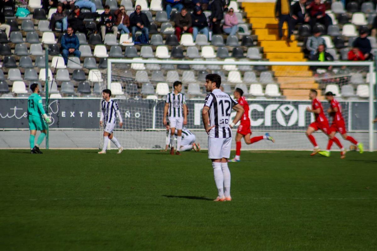 Borja Domingo mira al banquillo después de que el Santa Amalia anote el segundo gol.