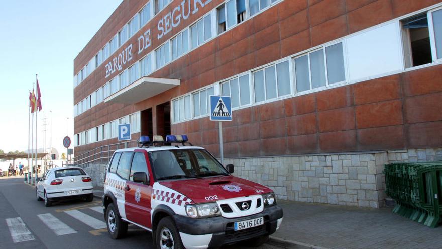 La salida previa de otro coche policial permitió al delincuente salir de las instalaciones.