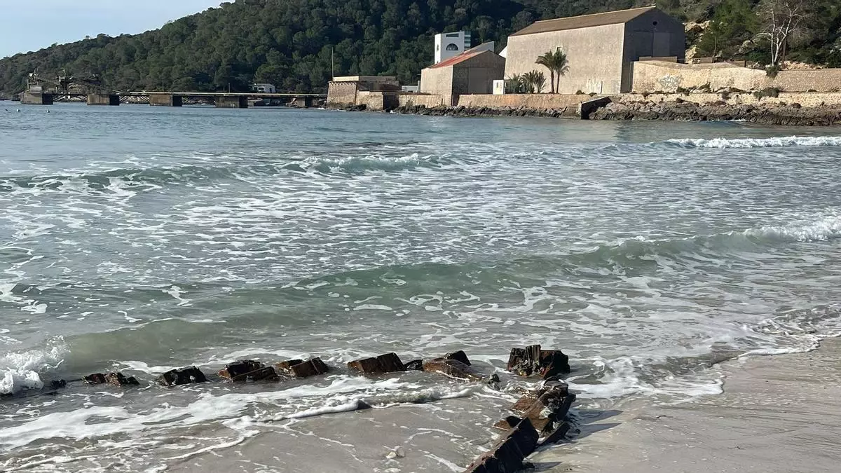 El temporal destapa de nuevo la barcaza salinera encallada en una playa de Ibiza hace más de 60 años