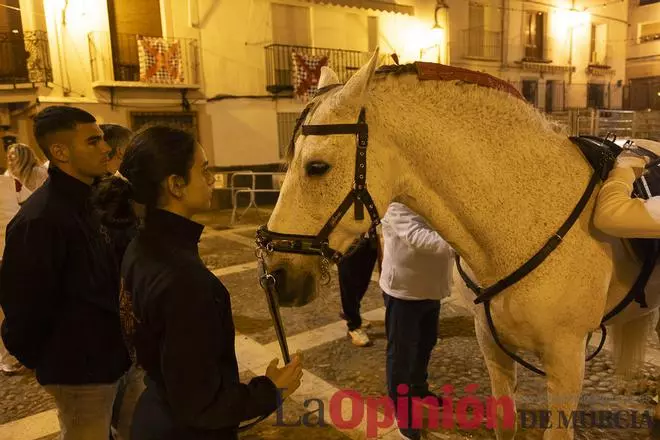 Descubre cómo es el ritual de enjaezar a un Caballo del Vino