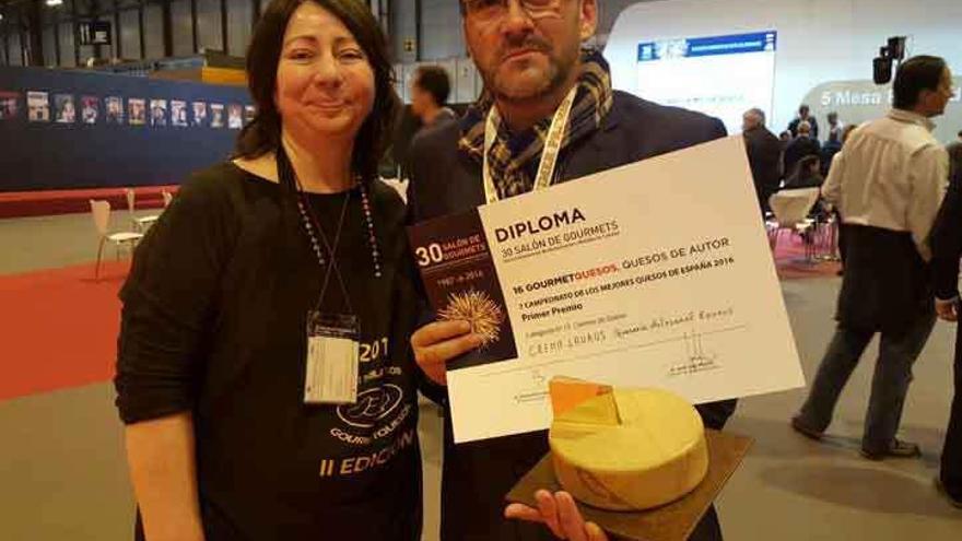 Productores del queso Laurus con el diploma conseguido en el Salón del Gourmet de Madrid.