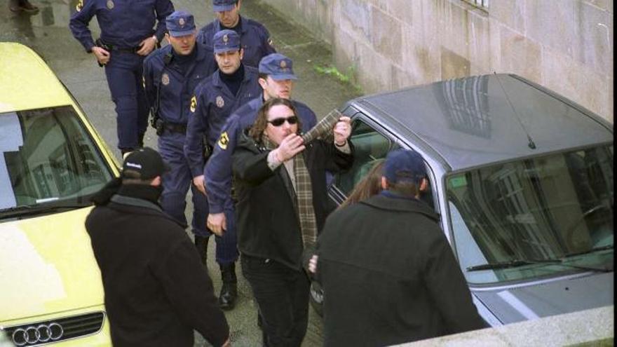 &quot;Sito Miñanco&quot; llega al juzgado fuertemente escoltado por agentes de la Policía Nacional, en 2001.  // Rafa Vázquez