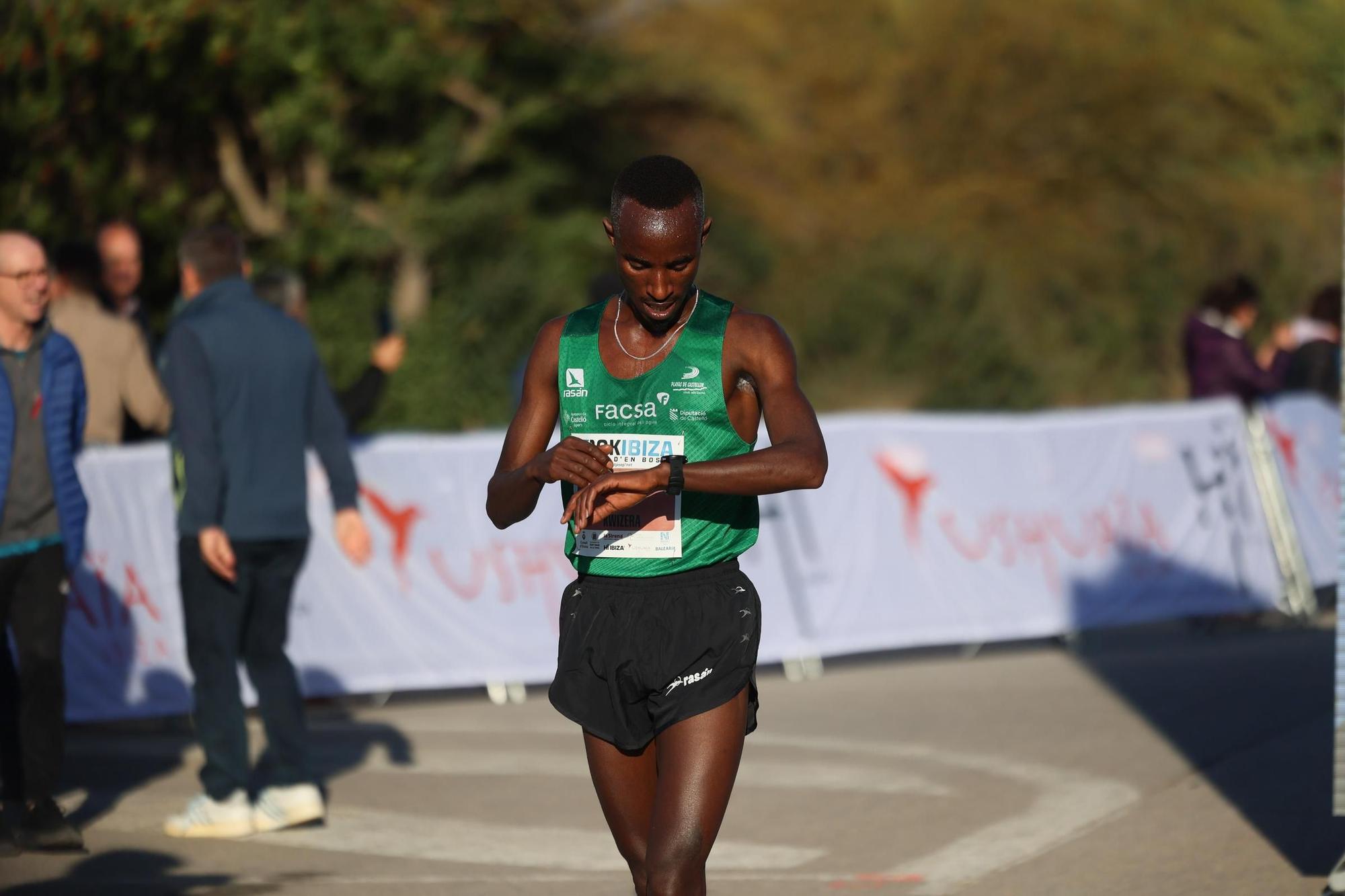 ¡Búscate en nuestra galería de fotos de la carrera 10K de Platja d'en Bossa!