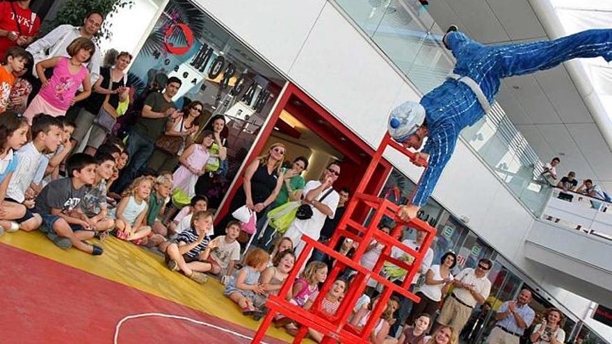 Un payaso hace las delicias de los niños asistentes al acto