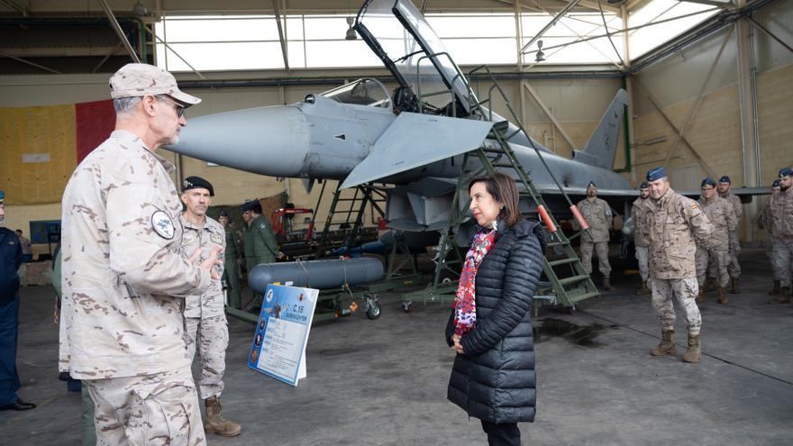 La ministra de Defensa, Margarita Robles, junto a un caza Eurofighter de la base de Morón