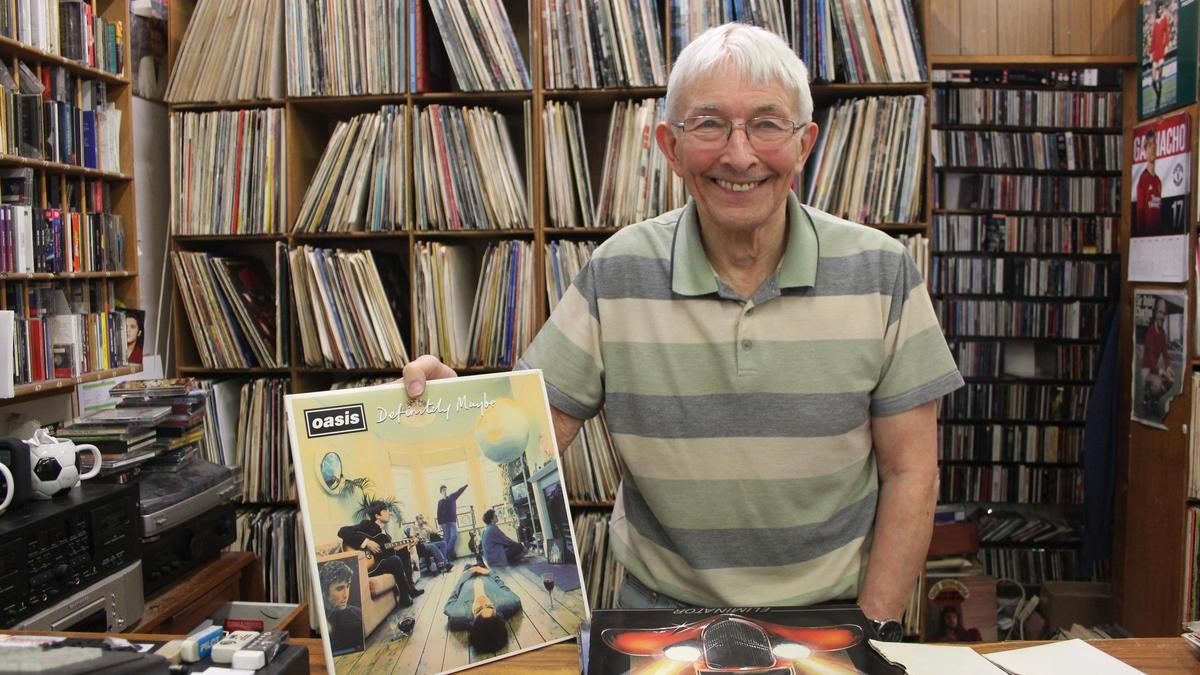 Peter Howard de Sifters Records, la icónica tienda de vinilos de segunda mano que solían frecuentar Liam y Noel Gallagher en su adolescencia.