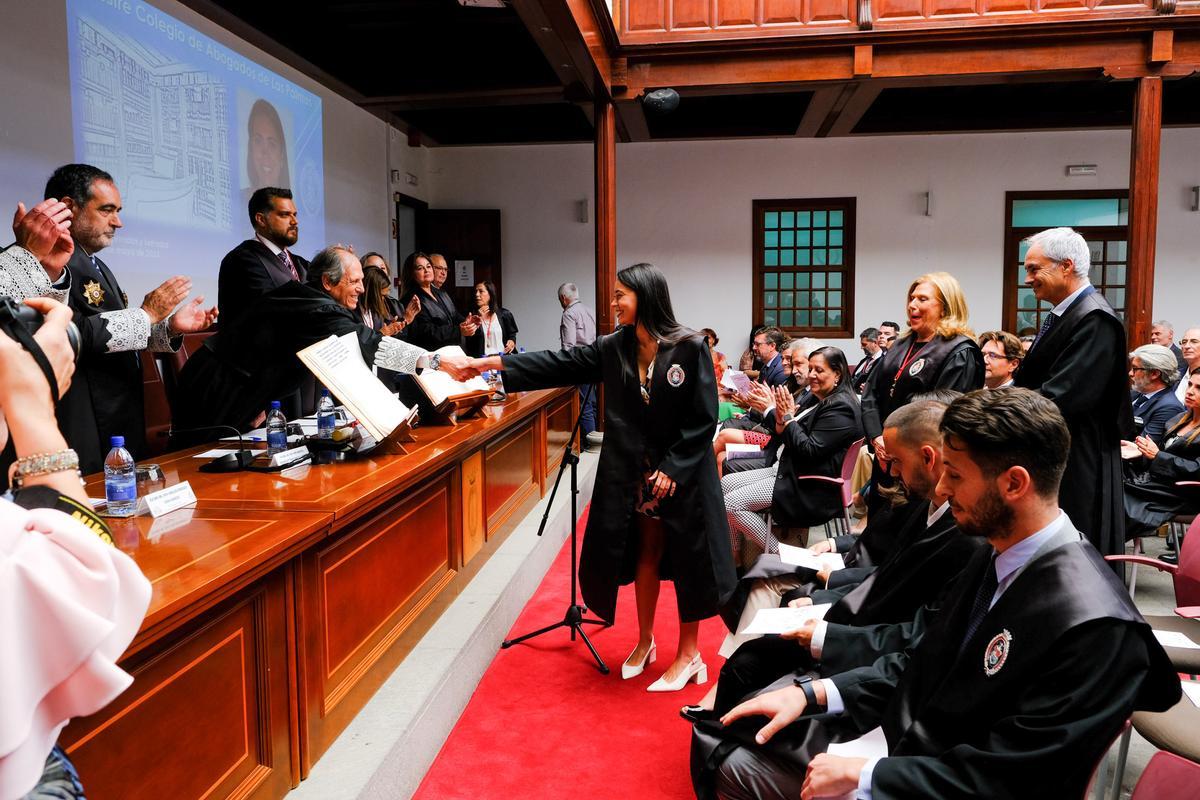 Rafael Massieu saluda a una de las nuevas letradas tras prometer su profesión ante la Junta de Gobierno del Icalpa