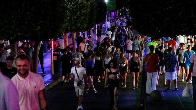 Turistas este verano en la noche de Magaluf.