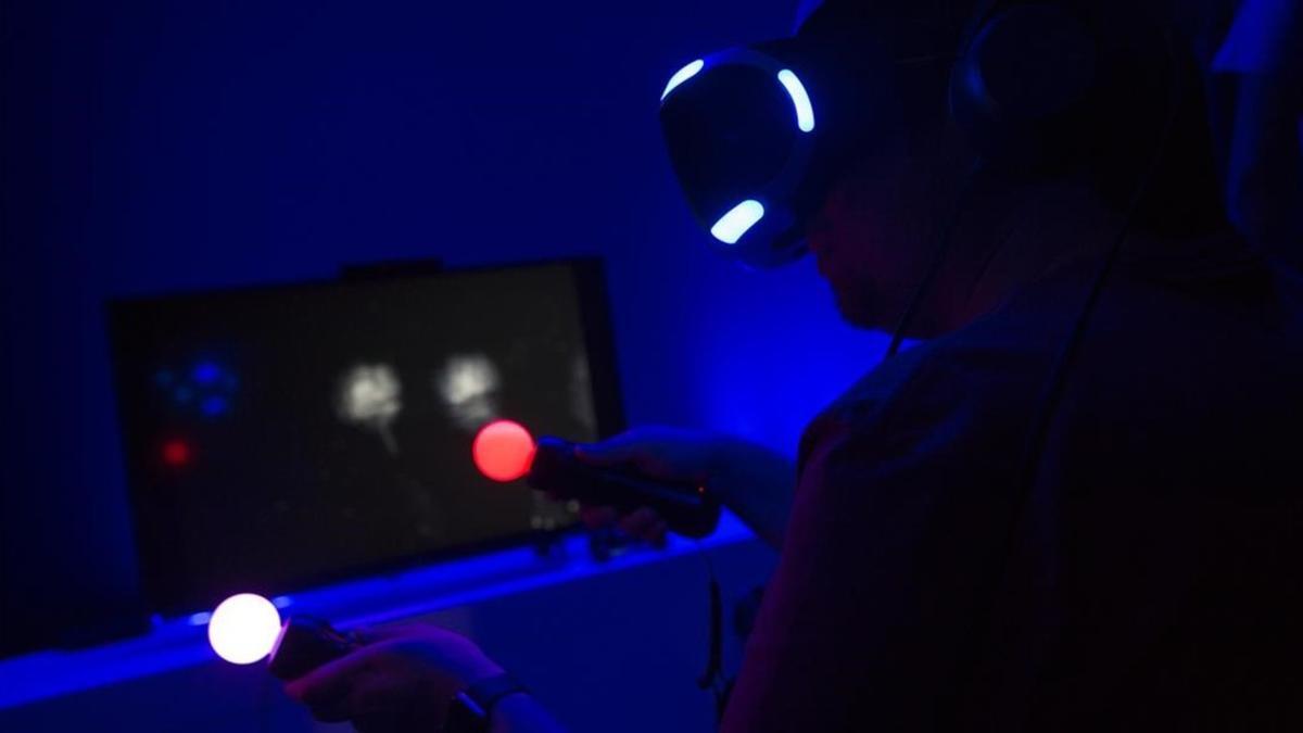 Un jugador prueba las gafas de realidad virtual Playstation VR con los Move.