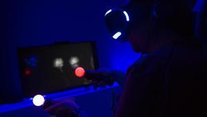 Un jugador prueba las gafas de realidad virtual Playstation VR con los Move en la Barcelona Games World.
