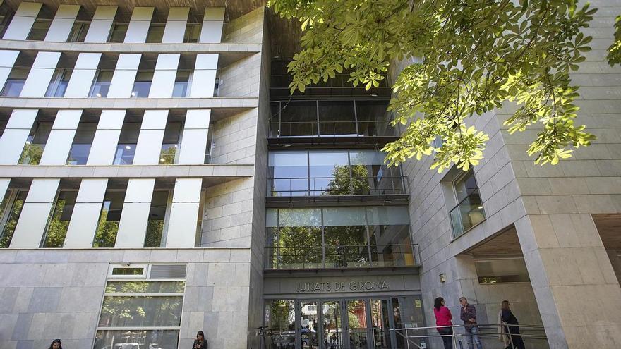 Vídeo: L'investigat per atacar un home a cops de pedra a Sant Martí de Llémena s'enfronta a un jurat popular per assassinat
