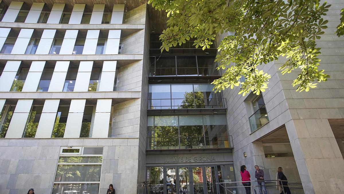 Vídeo: L'investigat per atacar un home a cops de pedra a Sant Martí de Llémena s'enfronta a un jurat popular per assassinat