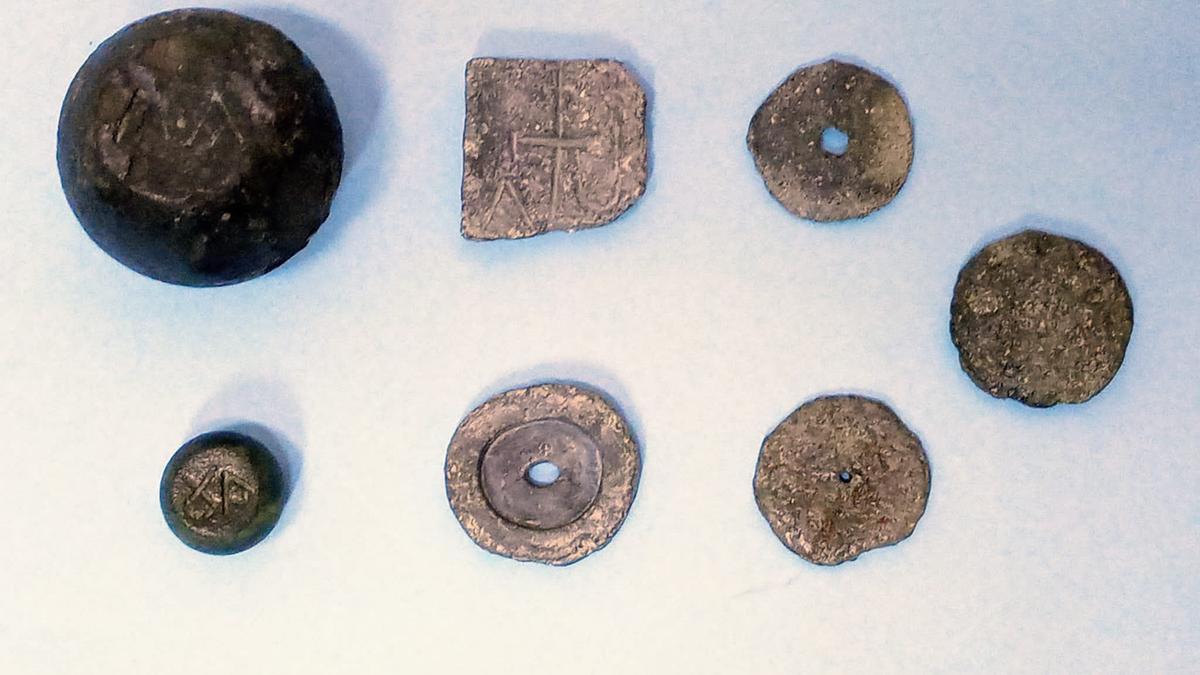 Monedas y objetos encontrados en el yacimiento de El Monastil durante las tres últimas décadas.