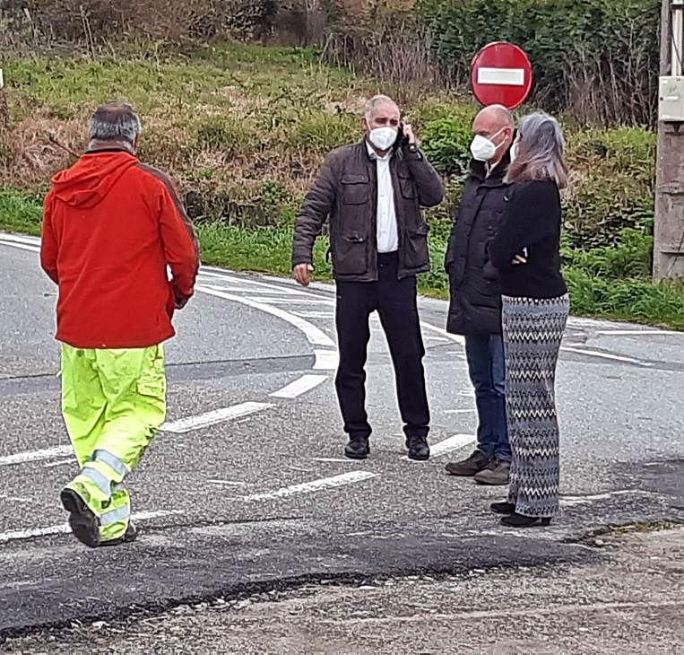 Portas y Agulla, supervisando ayer los trabajos.  