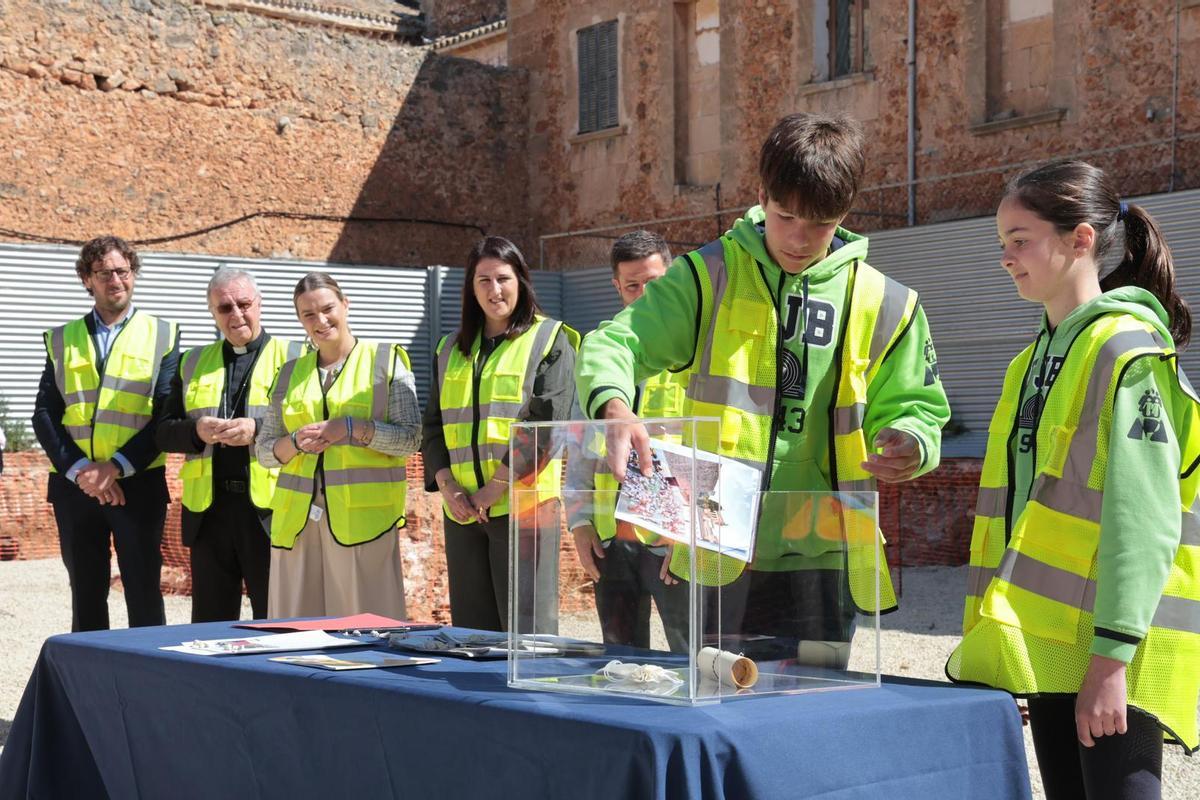 Acto de colocación de la primera piedra de la ampliación del colegio de Campos