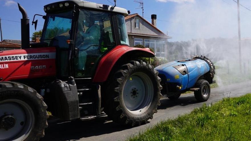 Fallece un hombre tras volcar con su tractor