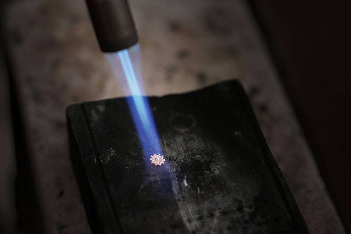 Detalle de una de las joyas de Sergi Genera trabajándose en el taller.