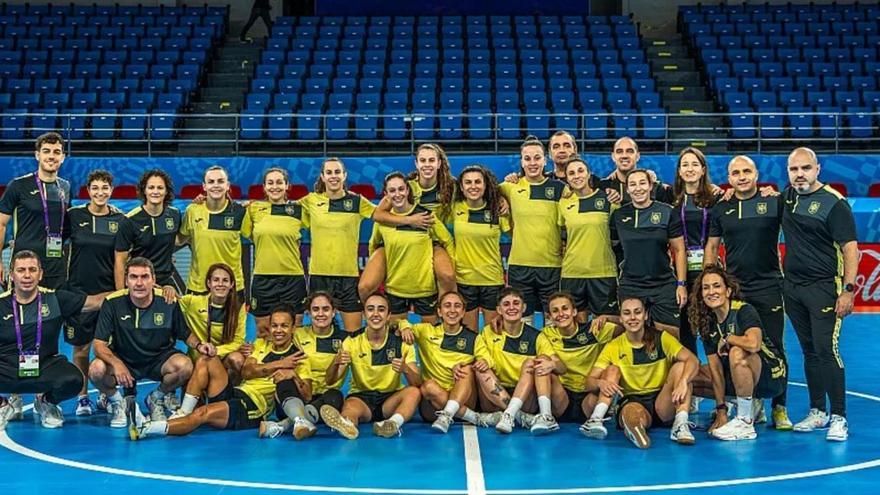 Jugadoras y técnicos de la selección española, ayer en el escenario del torneo. | RFEF