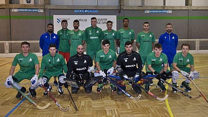 El equipo filial del Deportivo Liceo, en la pista del Agra, donde entrena y jugará sus partidos como local.