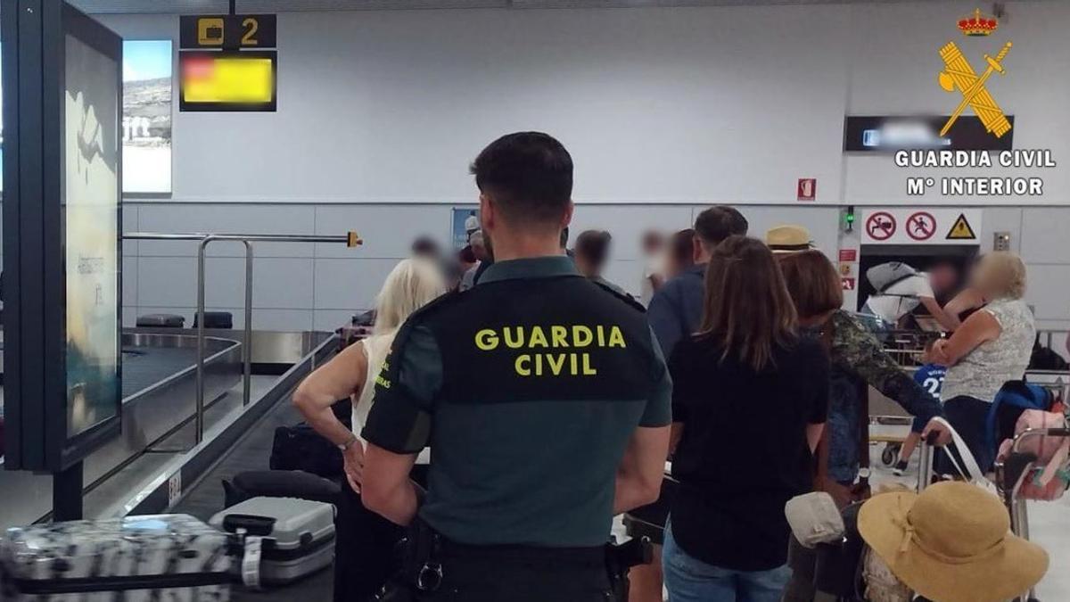 Un agente de la Guardia Civil en un aeropuerto.