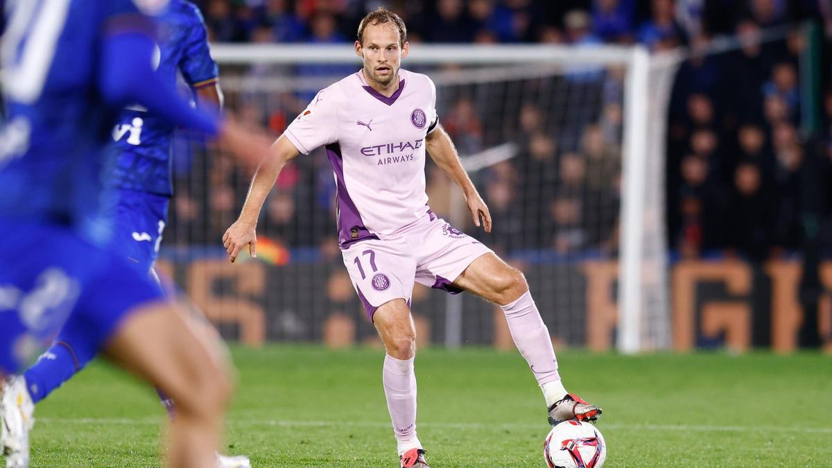 Daley Blind controla el balón durante el Getafe-Girona en el Coliseum Alfonso Pérez.