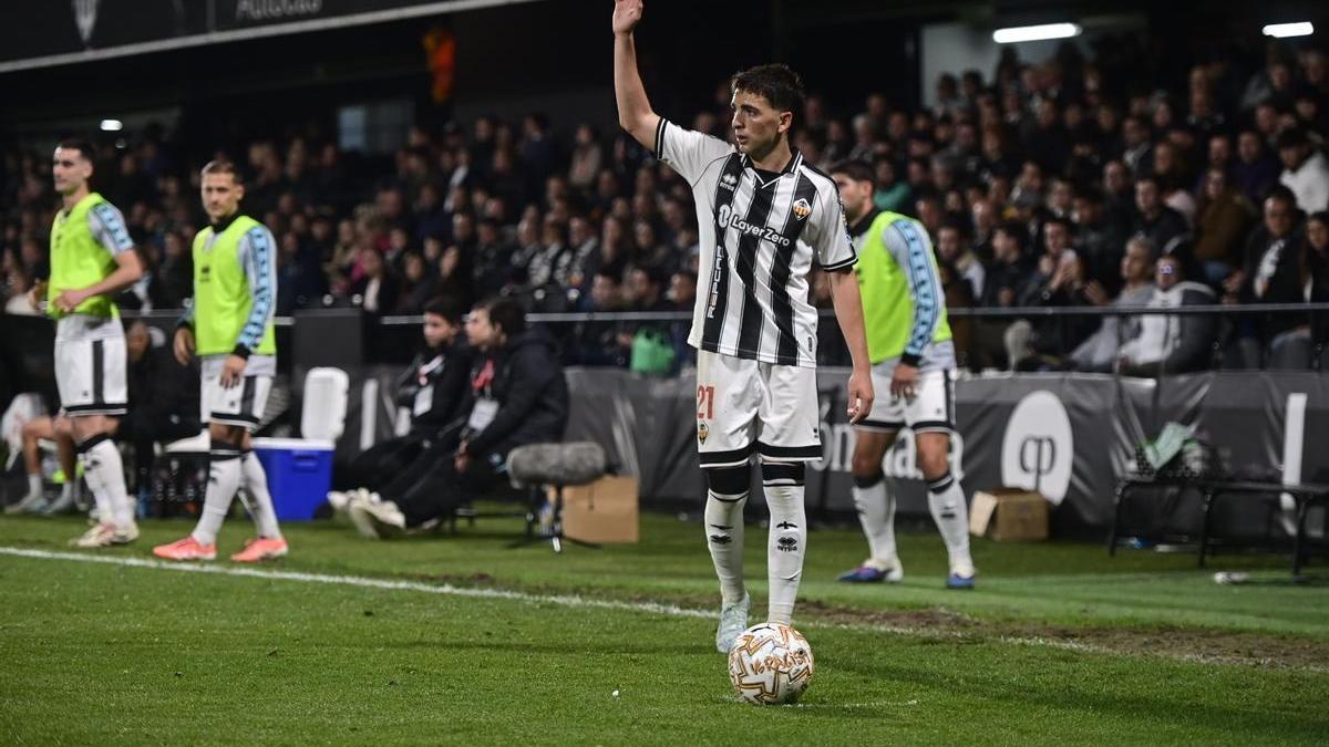 Álex Calatrava, antes de botar una falta en el SkyFi Castalia.