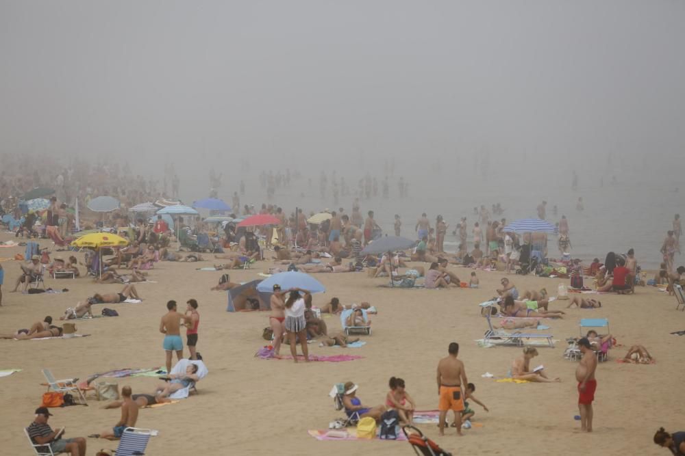 El manto de niebla sigue cubriendo Gijón