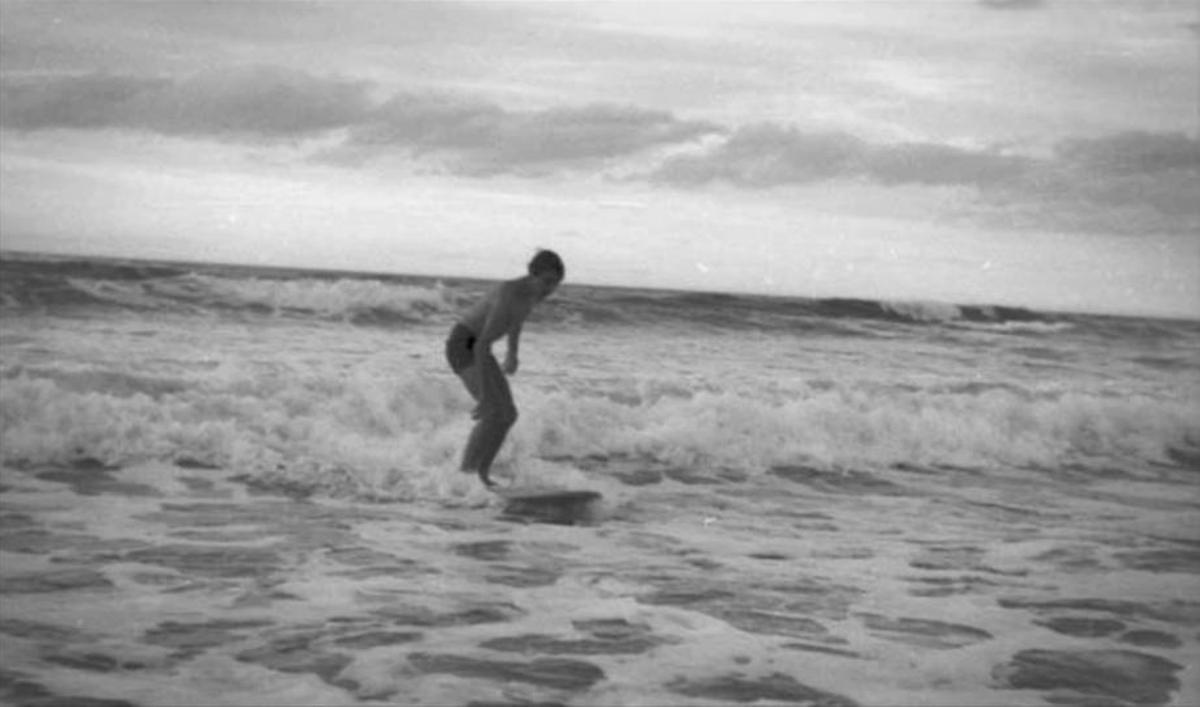 Félix Cueto, surfeando en Salinas