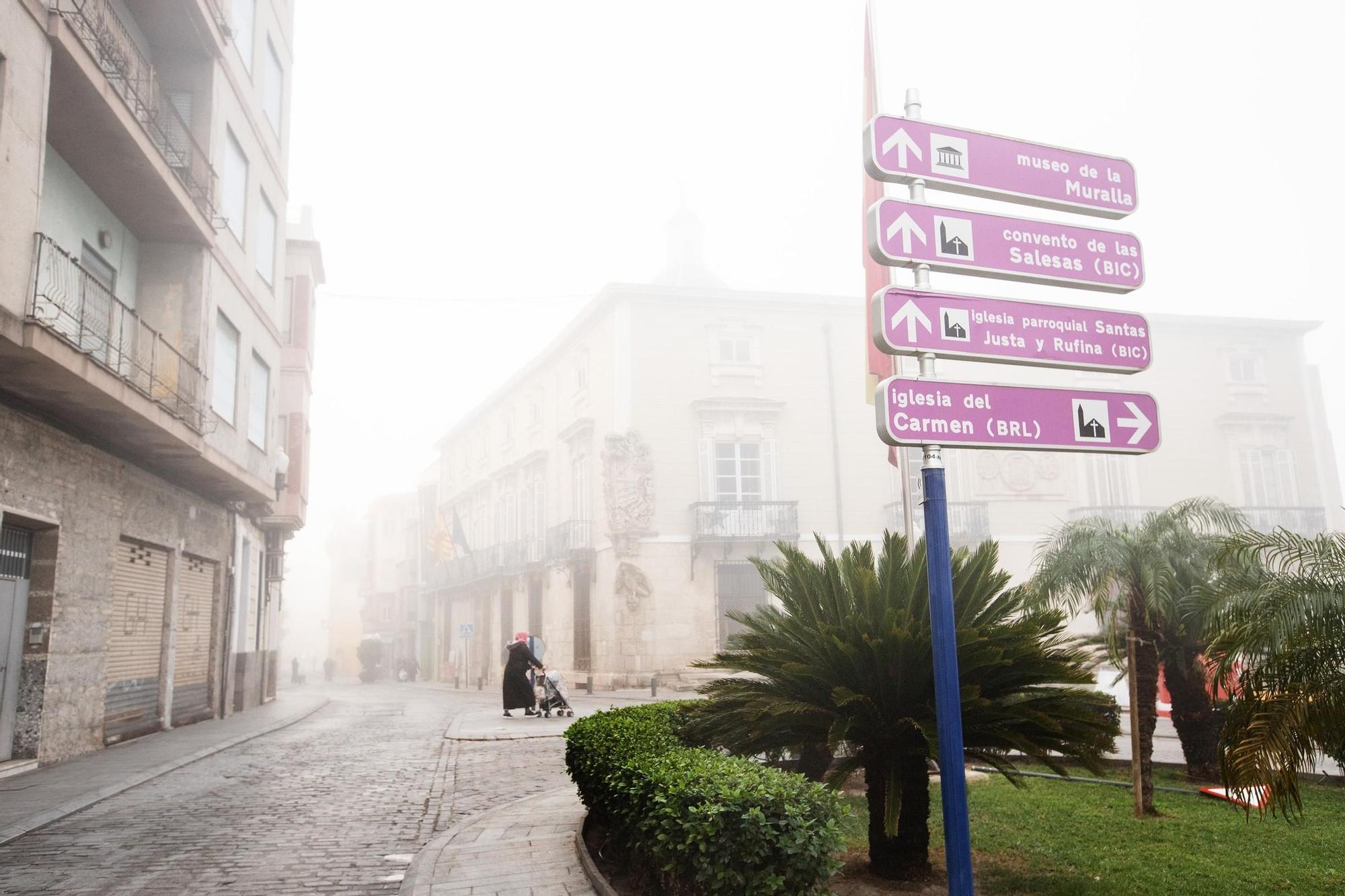 Orihuela, engullida por la niebla