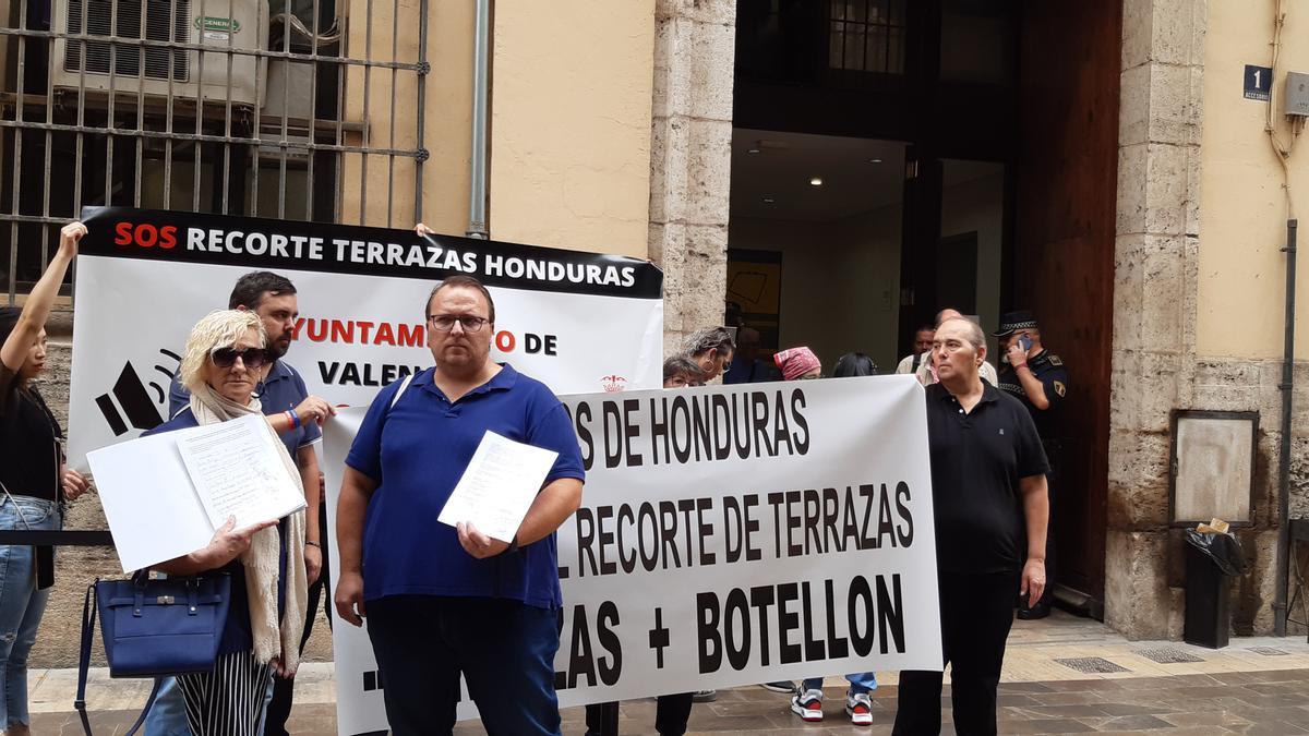 Protesta de los hosteleros de Honduras ante el ayuntamiento.