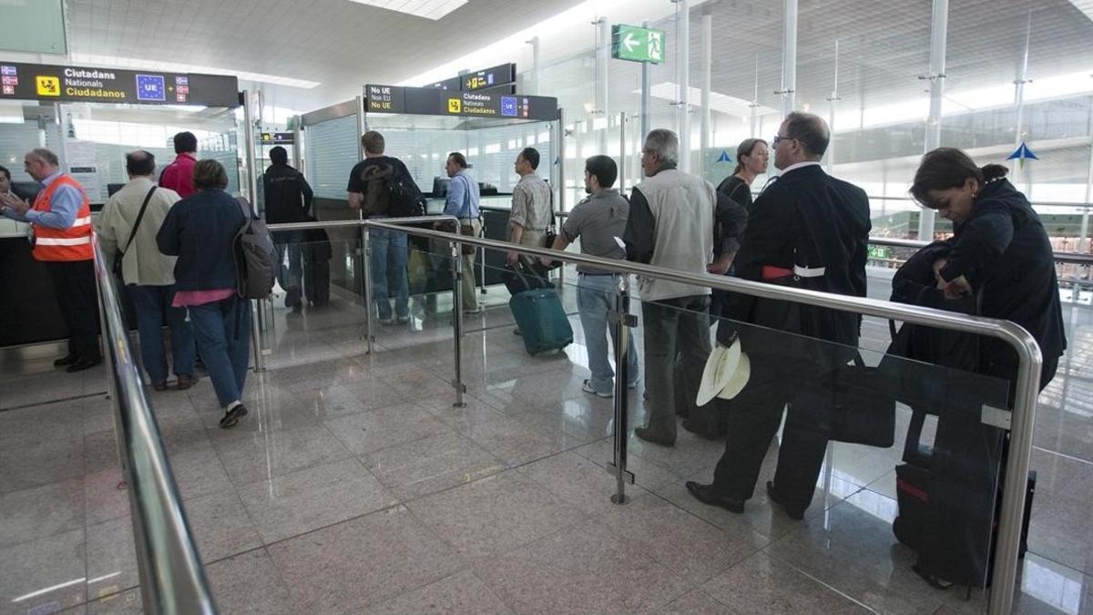 Área de control de pasaportes del aeropuerto del Prat.