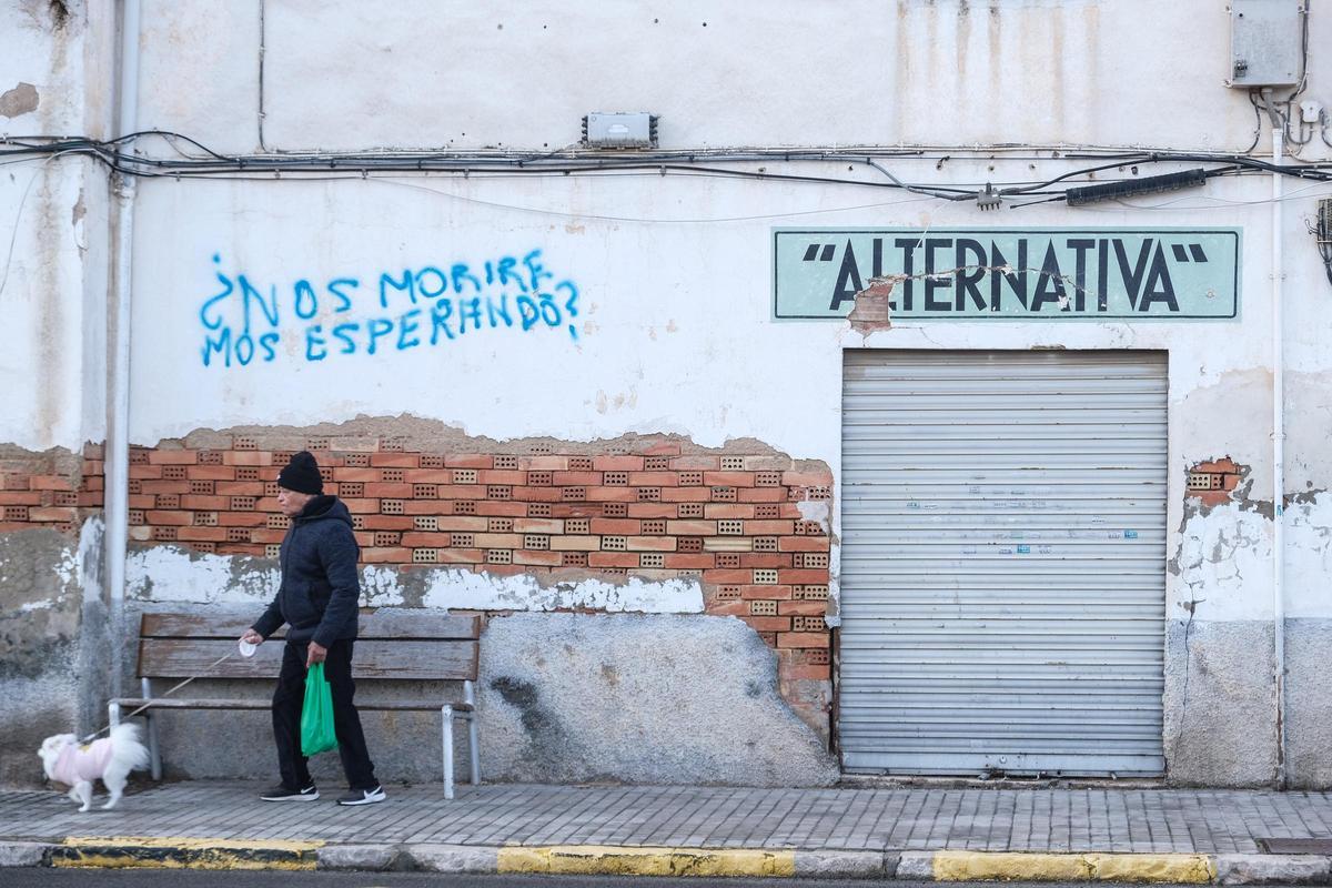 Negocios cerrados y calles con pintadas pidiendo la rehabilitación del barrio