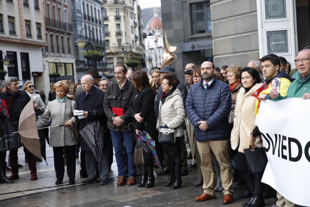 Concentración a favor de los Premios Líricos de Oviedo