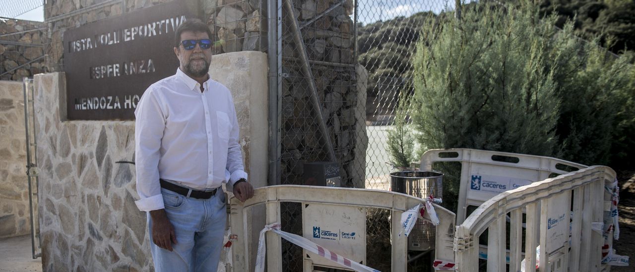 Joaquín Valhondo, junto a una de las fuentes clausuradas en Montesol.