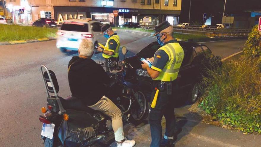 El conductor de una moto tras ser sorprendido utilizando el móvil.