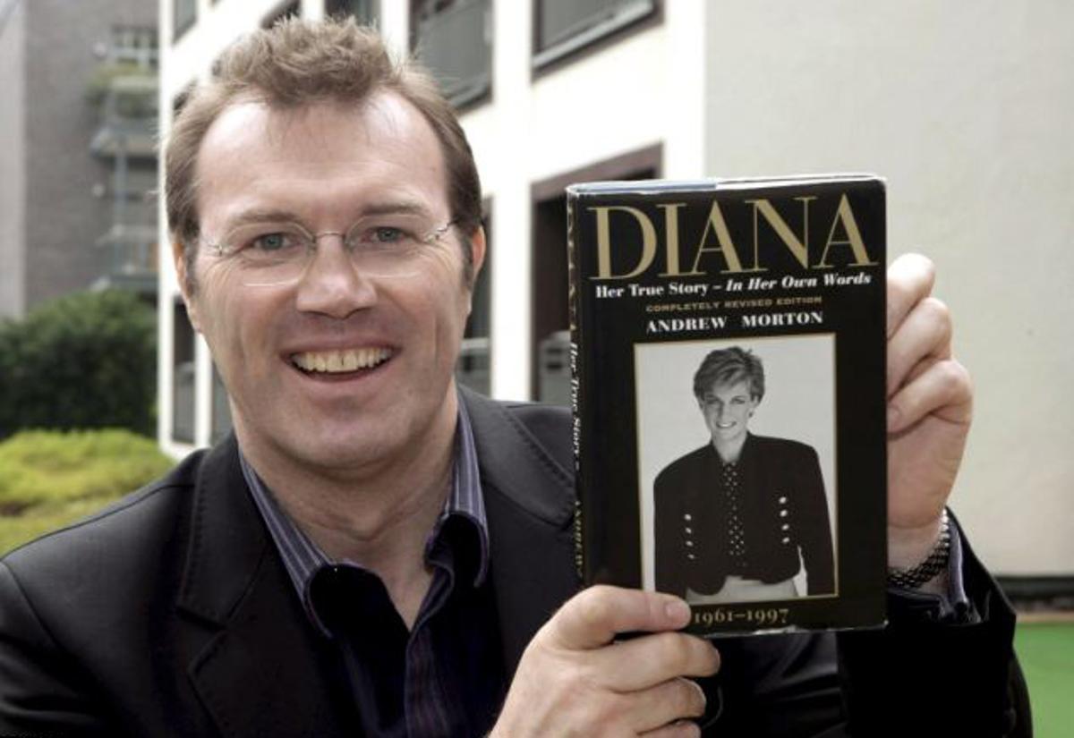 El periodista Andrew Morton con su polémico libro Diana, publicado en 1992. 