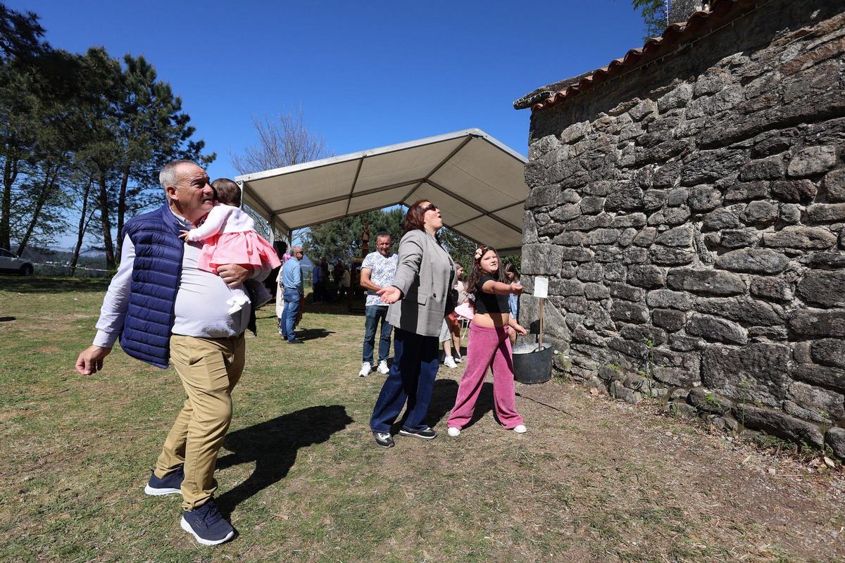 El ritual de dar la vuelta a la capilla lanzando una pequeña piedra al tejado.