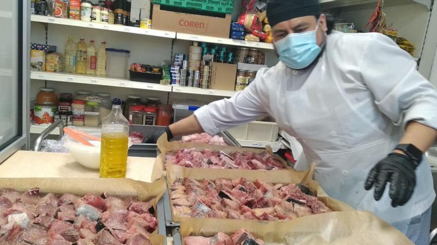 Hugo Sánchez prepara el cocinado de las raciones de bonito
