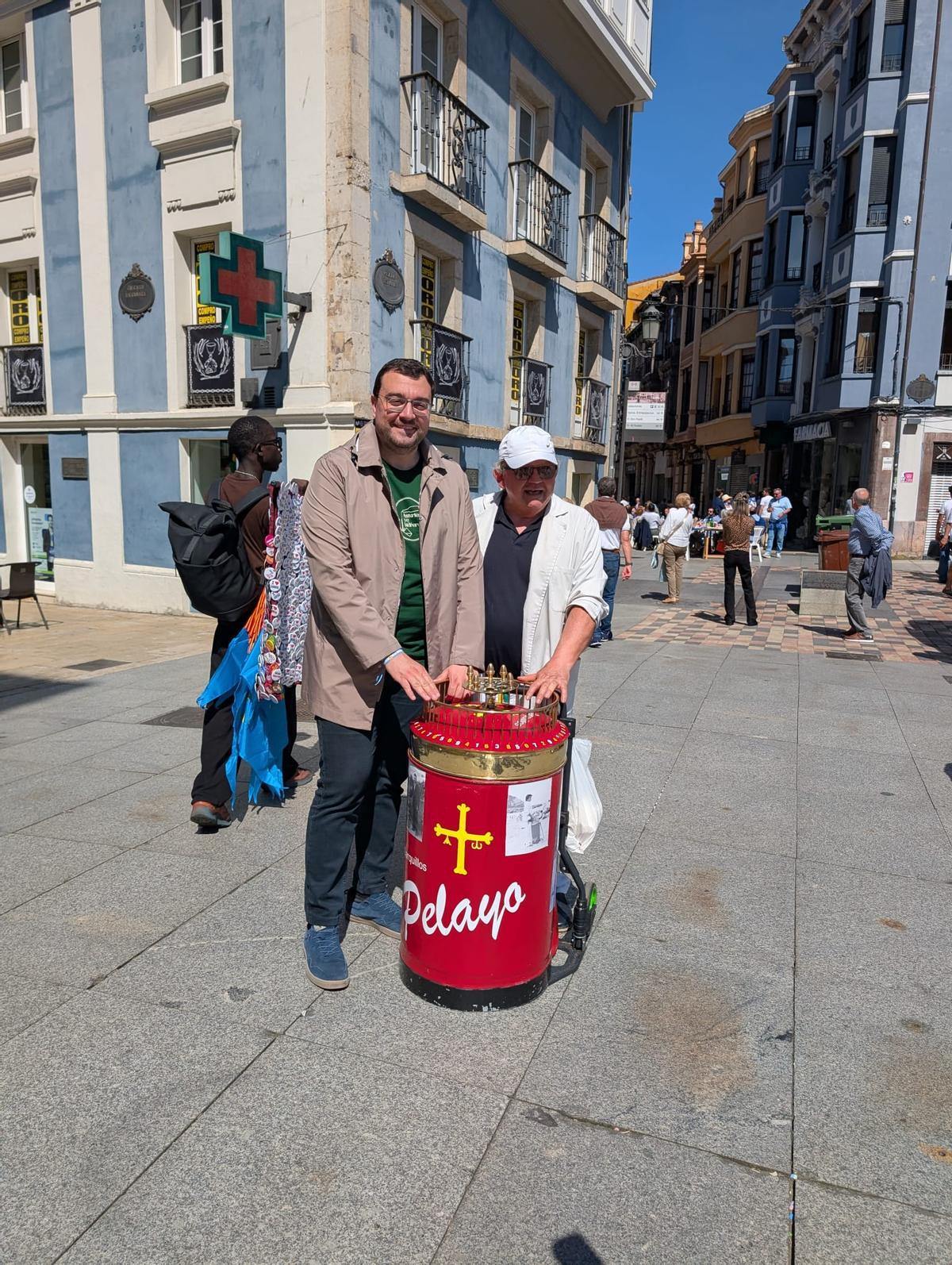Adrián Barbón posa junto a Pelayo el Barquillero.