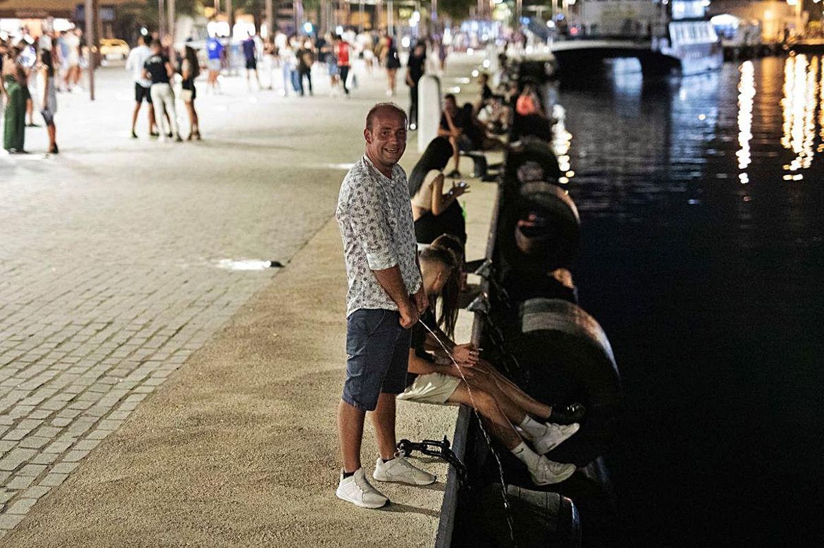 Aglomeraciones y fiesta cada día en el puerto de Vila tras el cierre de los bares |