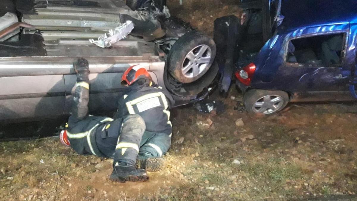 Bomberos del Consorcio Provincial de Castellón trabajando para auxiliar a uno de los heridos en el accidente