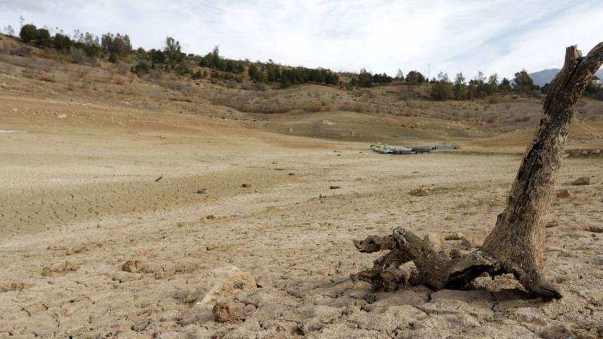 El embalse de La Viñuela permanece bajo mínimos históricos desde la pasada primavera.